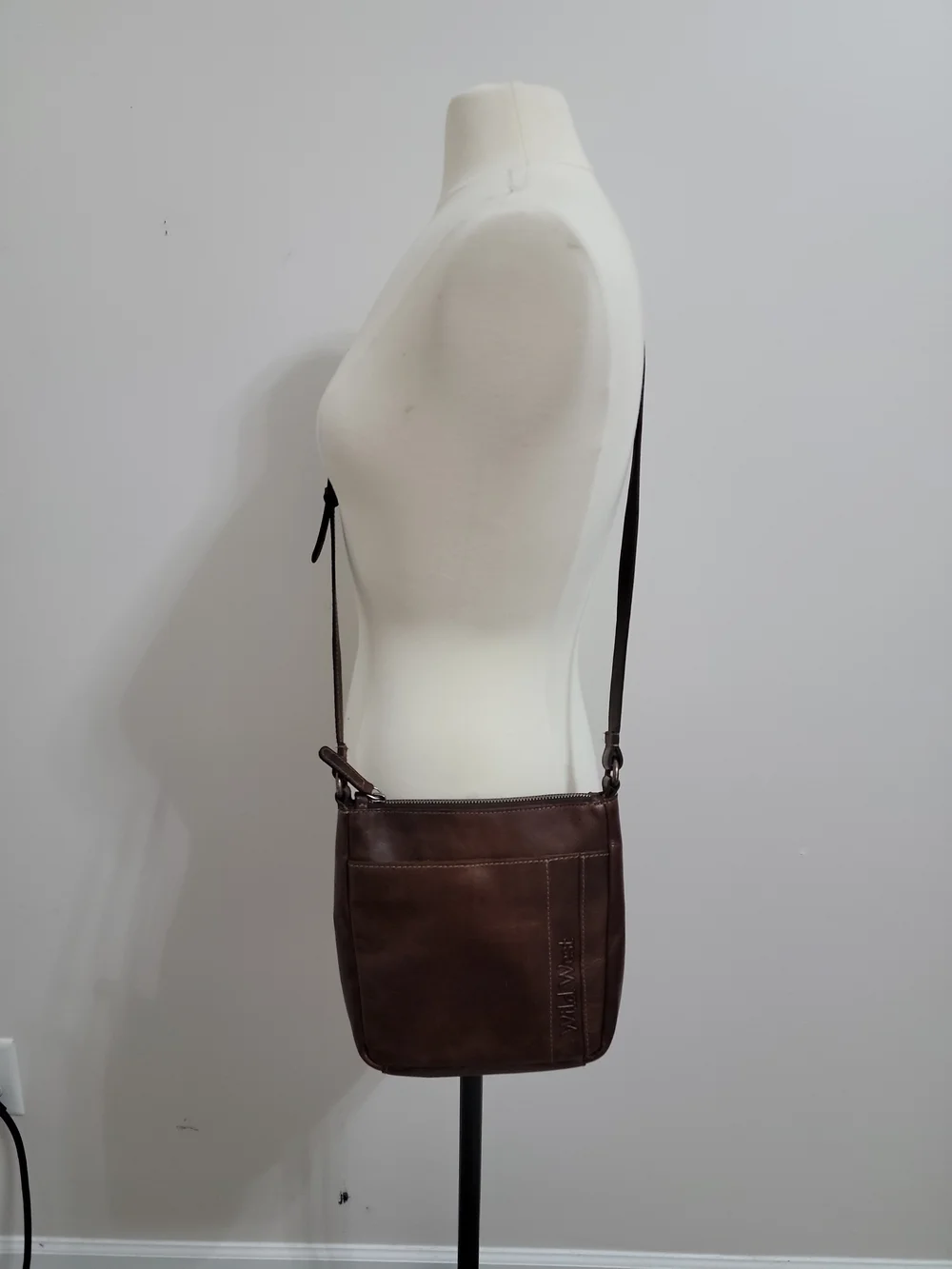 Classic Brown Leather Messenger Bag with Adjustable Strap